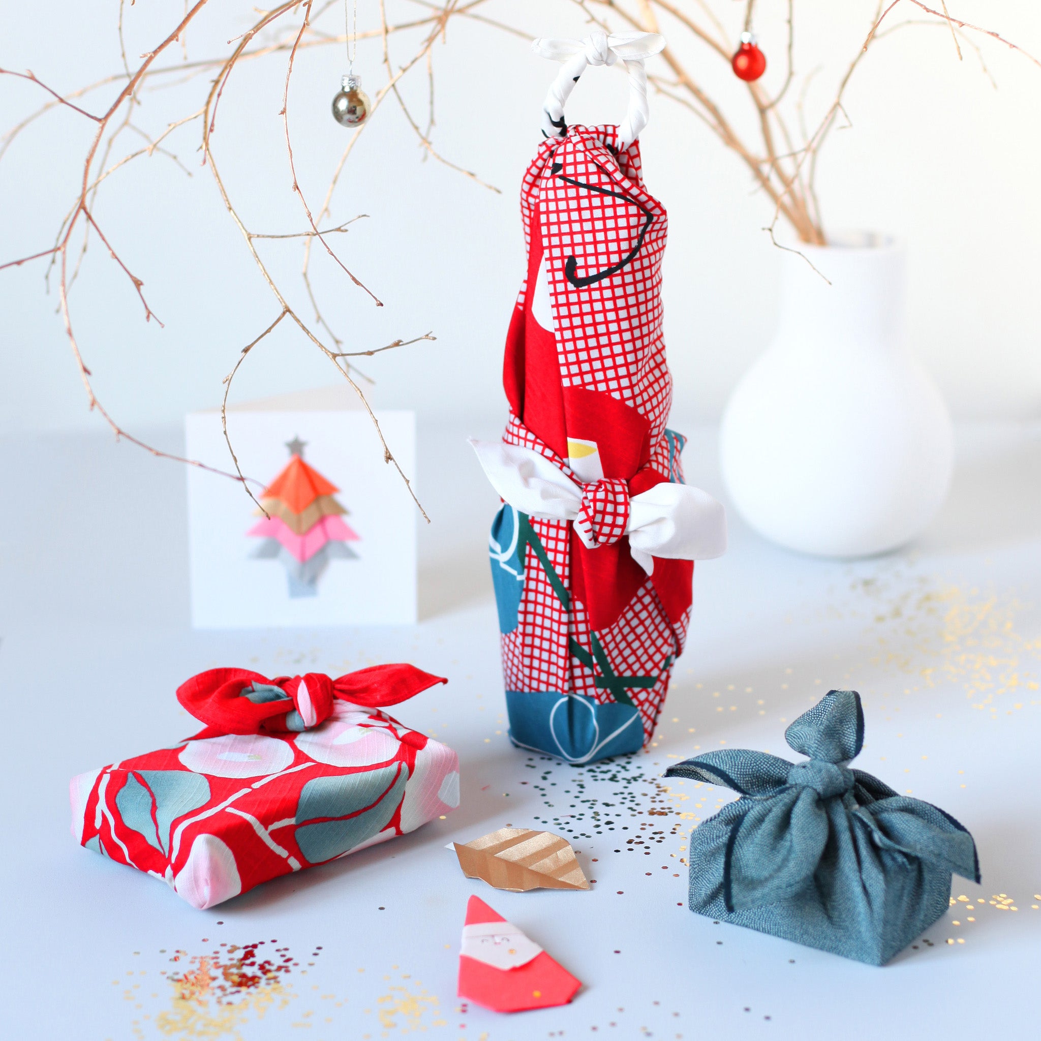 Un emballage cadeau avec un étoile de Noël en papier crépon