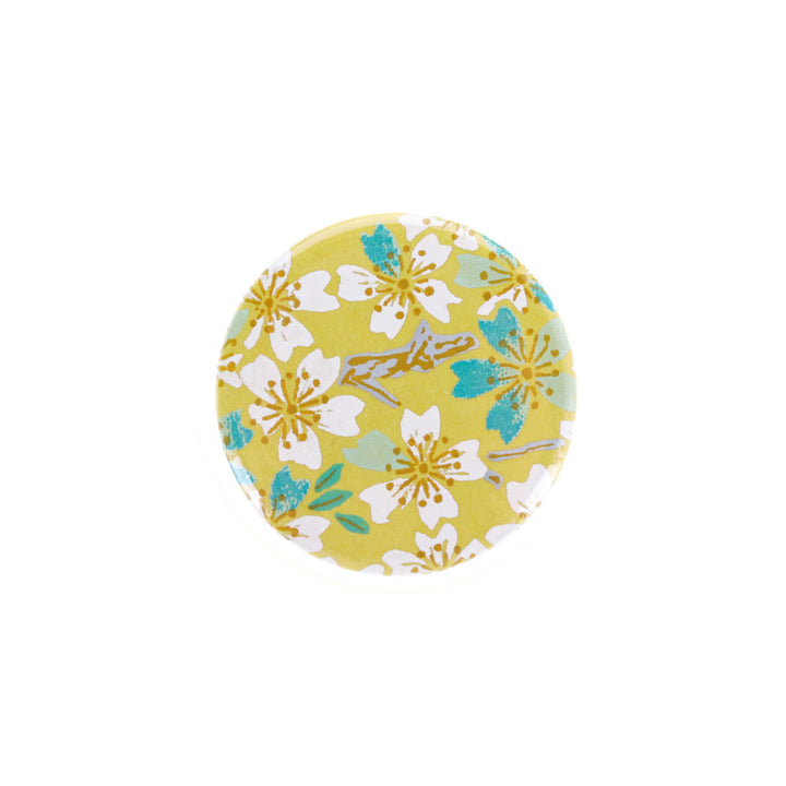 aimant en papier japonais de 45mm de diamètre aux motifs de fleurs de cerisiers blanches et bleu canard sur fond jaune moutarde M578 adeline klam