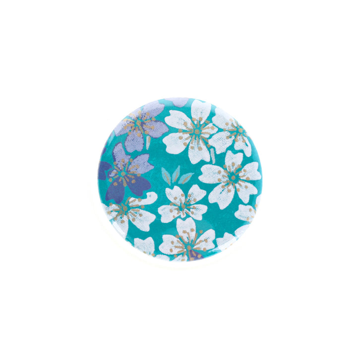 aimant en papier japonais de 45mm de diamètre aux motifs de fleurs de cerisiers blanches et bleu violet sur fond turquoise foncé M625 adeline klam