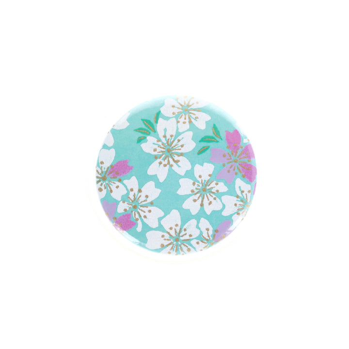aimant en papier japonais de 45mm de diamètre aux motifs de fleurs de cerisiers blanches et mauve sur fond vert menthe M579 adeline klam