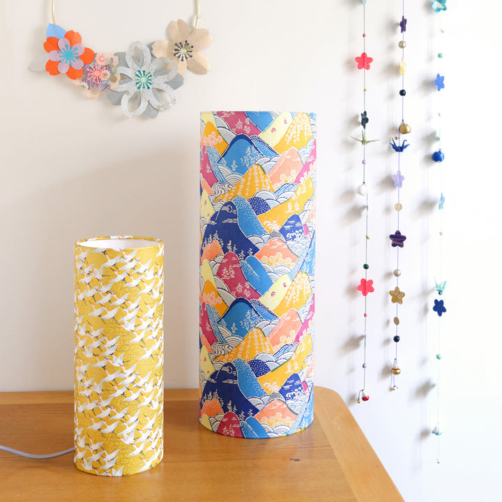 ambiance décorative de la lampe japonaise à poser aux motifs d'envolée de grues blanches sur fond jaune moutarde (M930) adeline klam