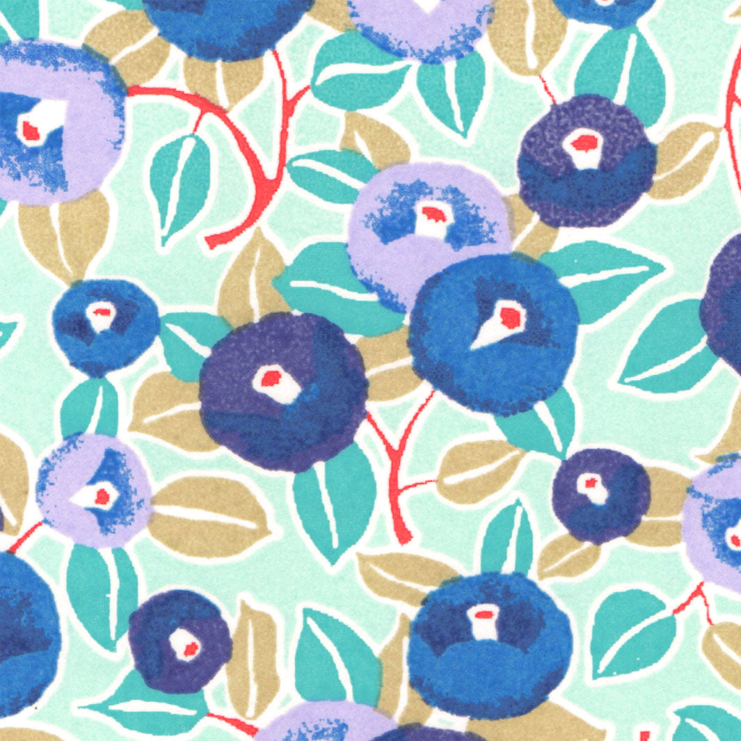 carré de 10cm par 10cm de papier japonais yuzen chiyogami aux motifs de camélias dans les tons bleu moyen et turquoise, violet clair et foncé et vert d'eau adeline klam (M1024)