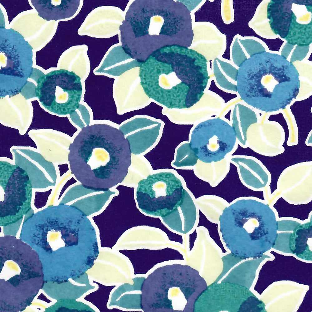 carré de 10cm par 10cm de papier japonais yuzen chiyogami aux motifs de camélias dans les tons mauve, bleus, verts et violets adeline klam (M800)