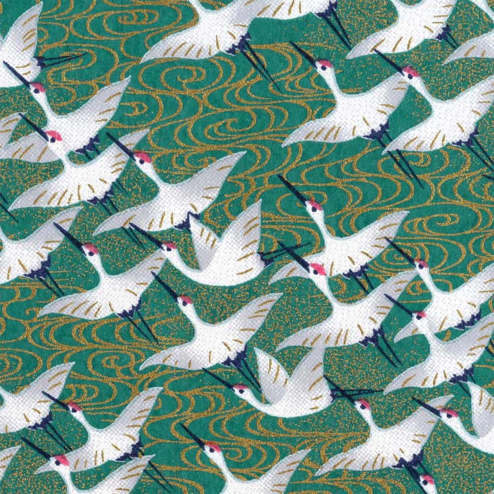 carré de 10cm par 10cm de papier japonais yuzen chiyogami aux motifs d'envolée de grues blanches sur fond vert adeline klam (M931)