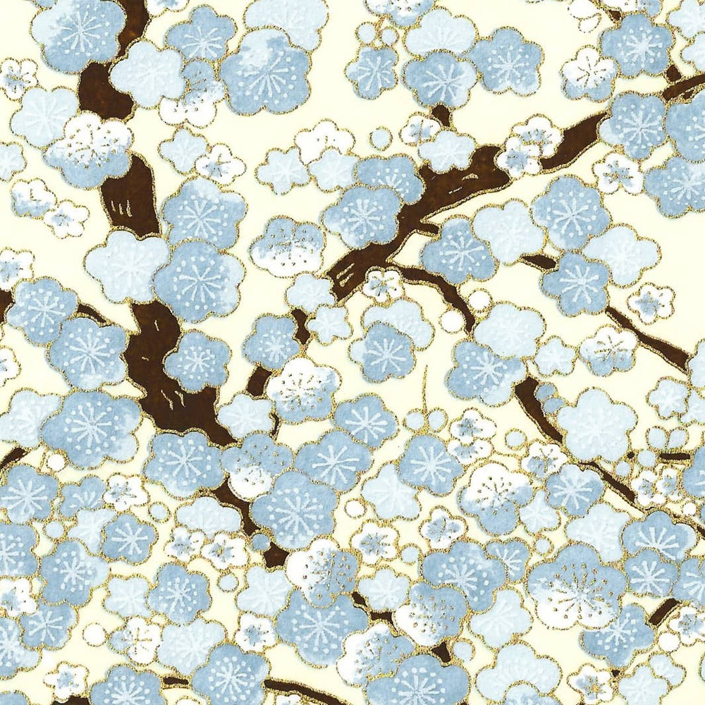 carré de 10cm par 10cm de papier japonais yuzen chiyogami aux motifs de fleurs de prunier dans les tons blanc crème, bleu ciel et marron foncé adeline klam (M434)