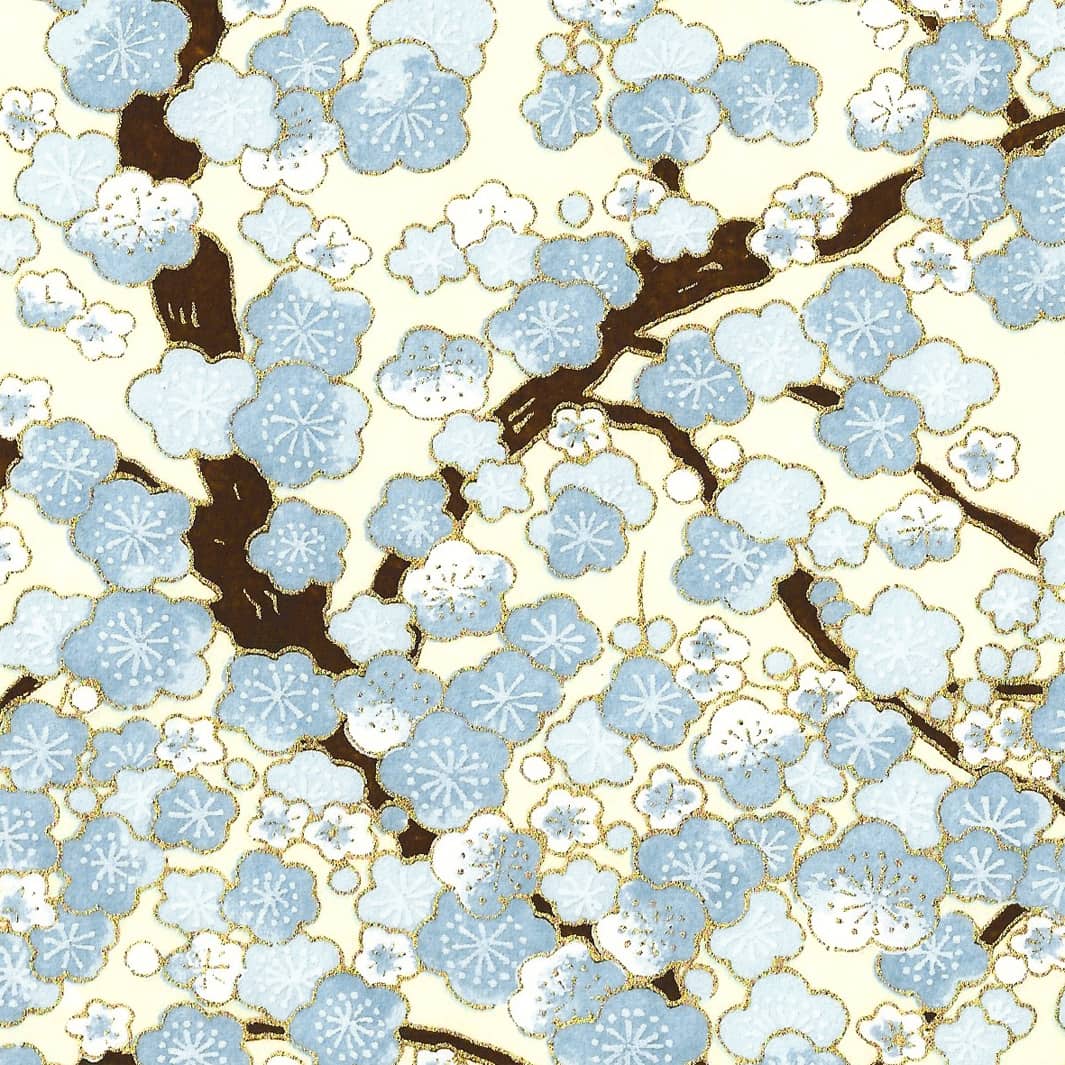 carré de 10cm par 10cm de papier japonais yuzen chiyogami aux motifs de fleurs de prunier dans les tons blanc crème, bleu ciel et marron foncé adeline klam (M434)