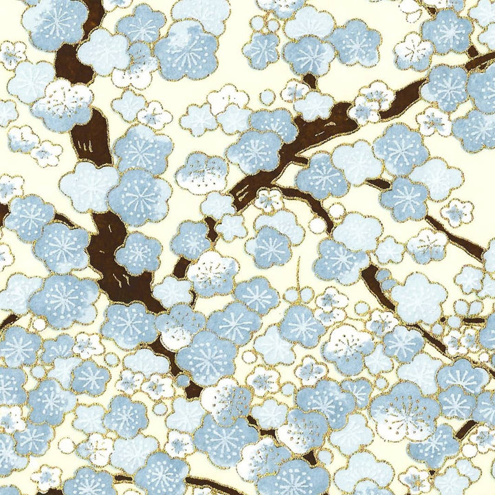 carré de 10cm par 10cm de papier japonais yuzen chiyogami aux motifs de fleurs de prunier dans les tons blanc crème, bleu ciel et marron foncé adeline klam (M434)
