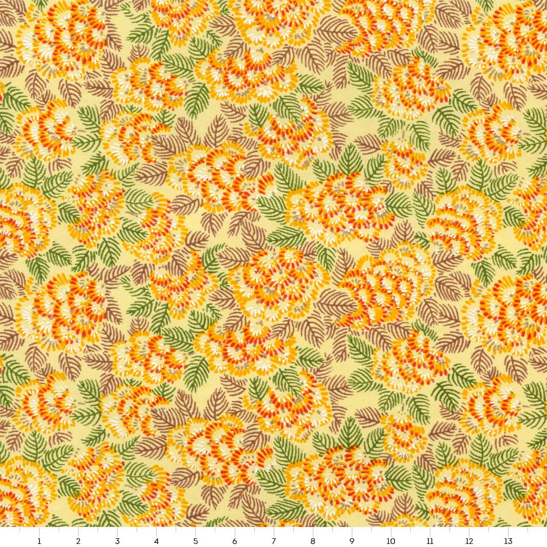 carré de 14cm par 14cm de papier japonais yuzen chiyogami aux motifs de chrysanthèmes ajania dans les tons jaunes, orange, marrons et verts adeline klam (M942)
