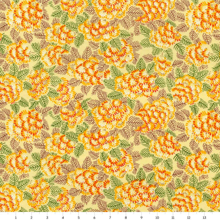 carré de 14cm par 14cm de papier japonais yuzen chiyogami aux motifs de chrysanthèmes ajania dans les tons jaunes, orange, marrons et verts adeline klam (M942)