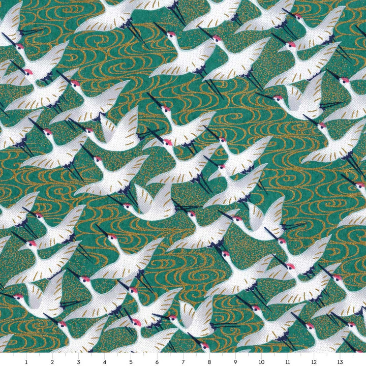carré de 14cm par 14cm de papier japonais yuzen chiyogami aux motifs d'envolée de grues blanches sur fond vert adeline klam (M931)