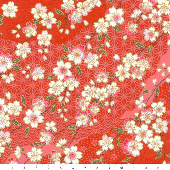 carré de 14cm par 14cm de papier japonais yuzen chiyogami aux motifs de fleurs de cerisier et de motifs variés dans les tons rouge orangé adeline klam (M385)