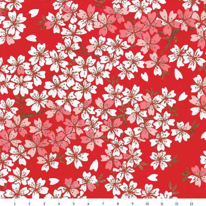 carré de 14cm par 14cm de papier japonais yuzen chiyogami aux motifs de fleurs de cerisier dans les tons rouges, roses et blancs adeline klam (M623)