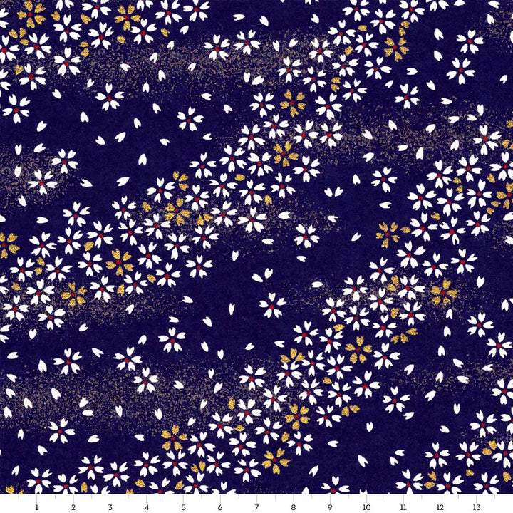 carré de 14cm par 14cm de papier japonais yuzen chiyogami aux motifs de fleurs au vent dans les tons bleu nuit adeline klam (M759)