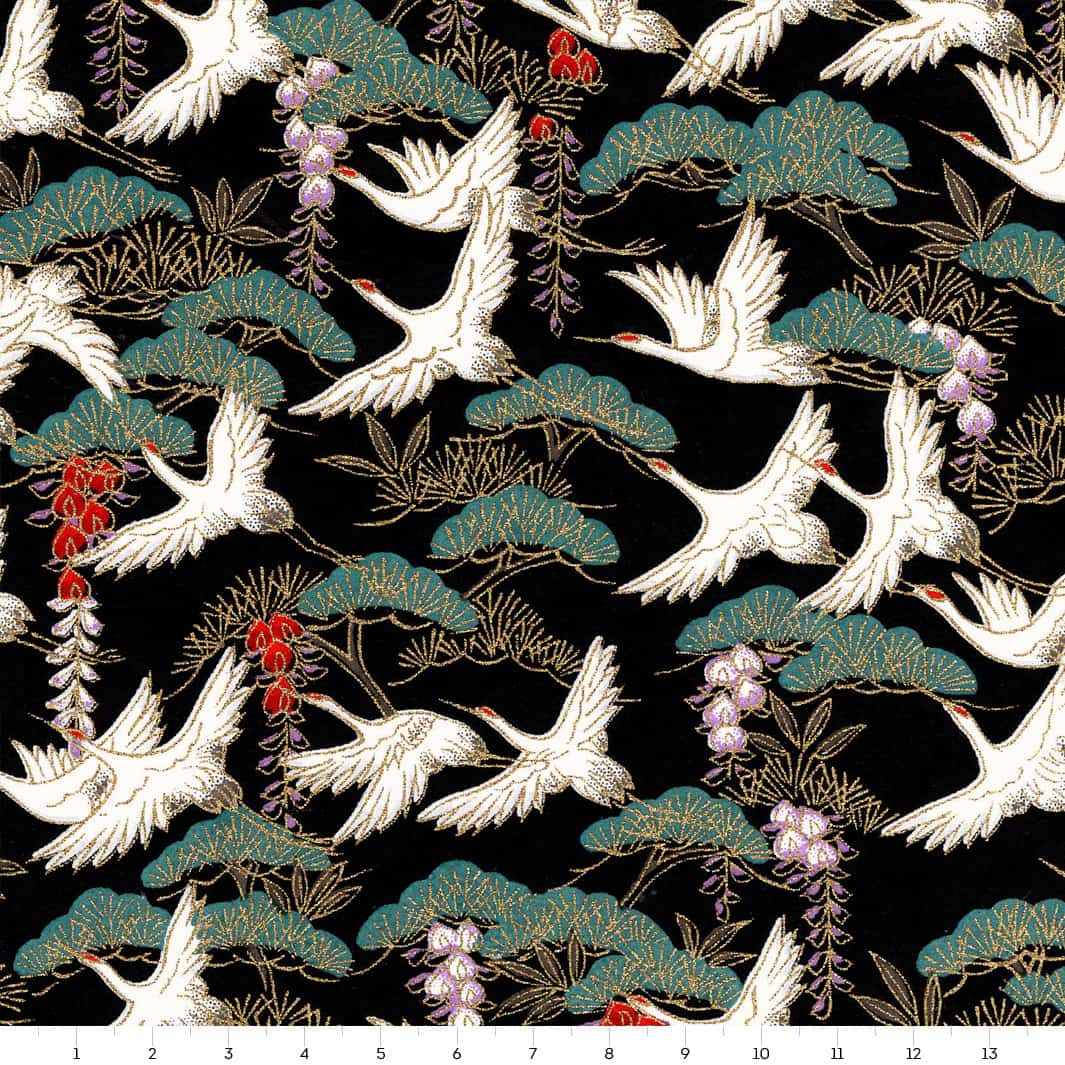 carré de 14cm par 14cm de papier japonais yuzen chiyogami aux motifs de grues et de forêts dans les tons noirs, blancs, rouges, mauve et vert sapin adeline klam (M1026)