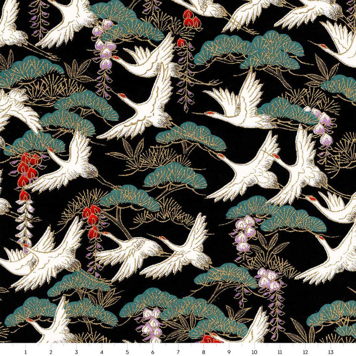 carré de 14cm par 14cm de papier japonais yuzen chiyogami aux motifs de grues et de forêts dans les tons noirs, blancs, rouges, mauve et vert sapin adeline klam (M1026)