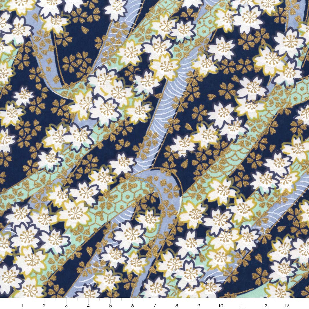 carré de 14cm par 14cm de papier japonais yuzen chiyogami aux motifs d'ondulations fleuries dans les tons bleu marine, bleu mauve, vert d'eau, jaune moutarde et dorés adeline klam (M999)