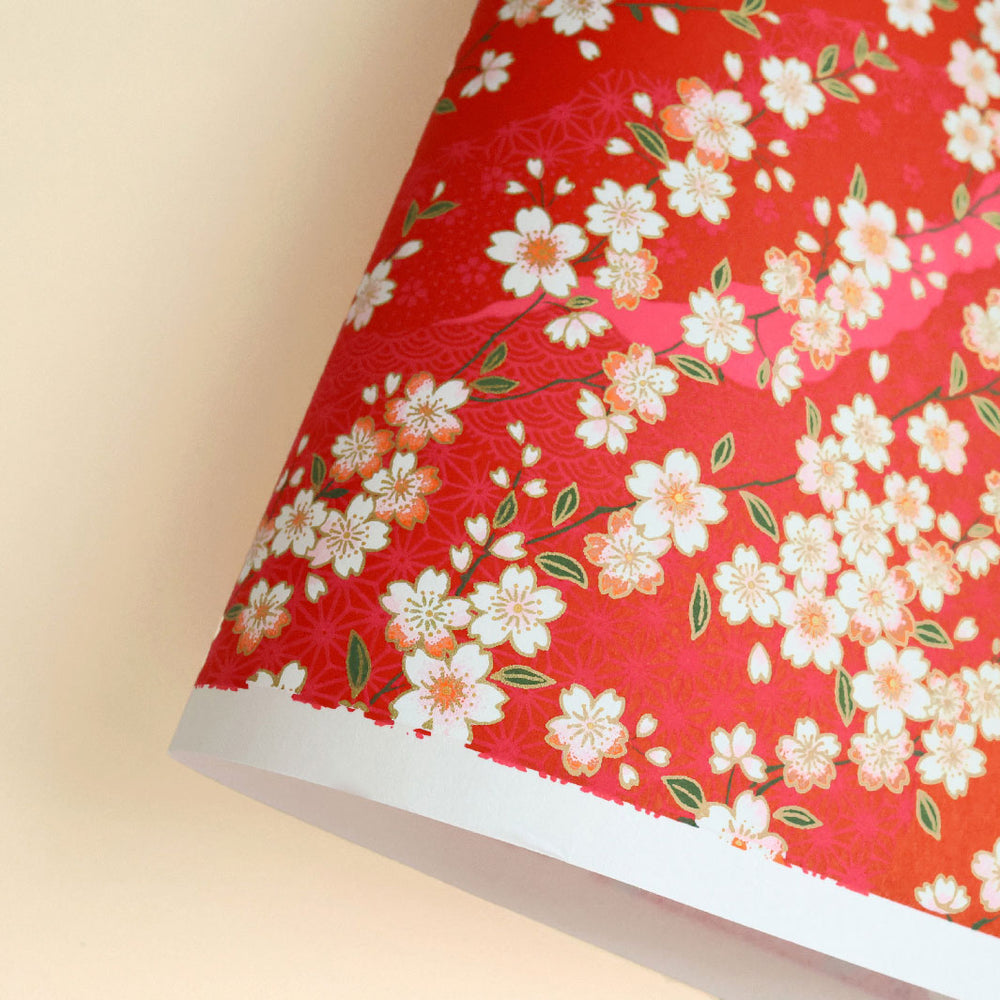 carré de 10cm par 10cm de papier japonais yuzen chiyogami aux motifs de fleurs de cerisier et de motifs variés sur fond rouge carmin adeline klam (M885)