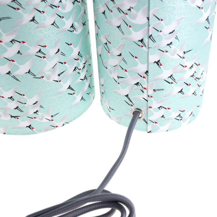 détail du câble électrique gris de la lampe japonaise à poser aux motifs d'envolée de grues blanches sur fond vert d'eau (M663) adeline klam