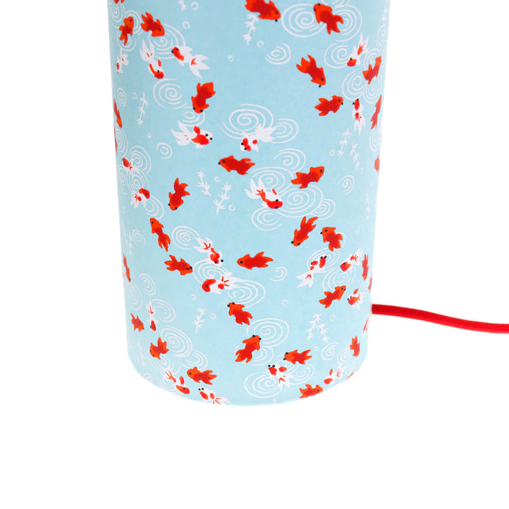 détail du bas d'une lampe japonaise à poser aux motifs de poissons carpes koi rouges sur fond bleu ciel (M890) adeline klam