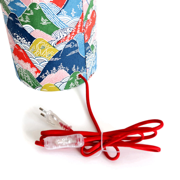 détail d'un câble électrique gris d'une lampe japonaise à poser aux motifs de montagnes et de rivières dans les tons rouges, bleus, verts, jaunes et roses (M969) adeline klam