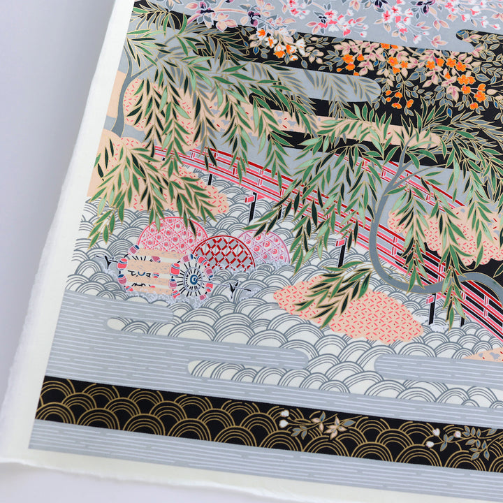 détail du coin inférieur gauche du poster en papier japonais au motif de paysage japonais dans les tons bleus, verts, gris, noirs, orange et roses adeline klam