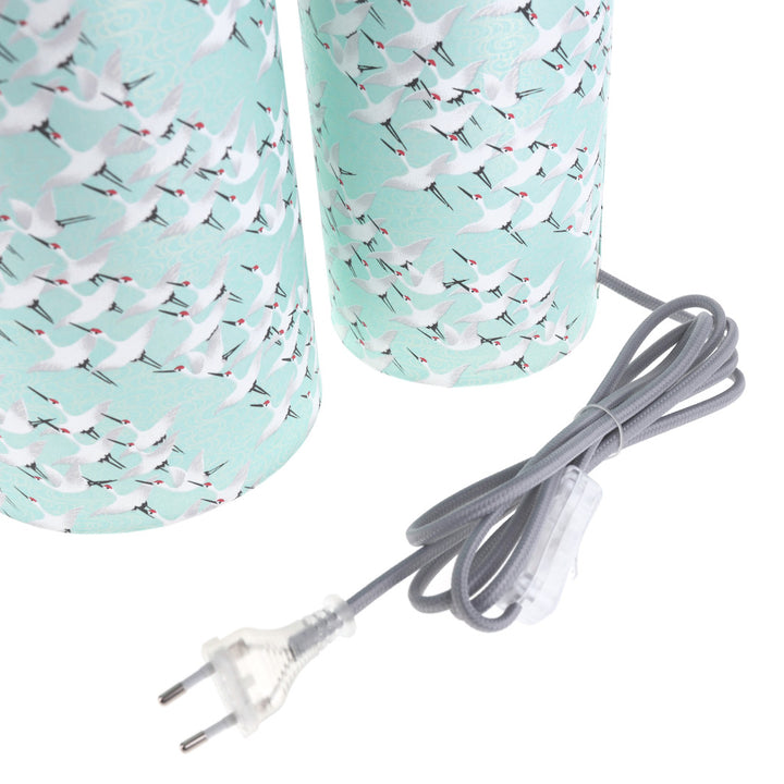 détail de l'interrupteur gris de la lampe japonaise à poser aux motifs d'envolée de grues blanches sur fond vert d'eau (M663) adeline klam