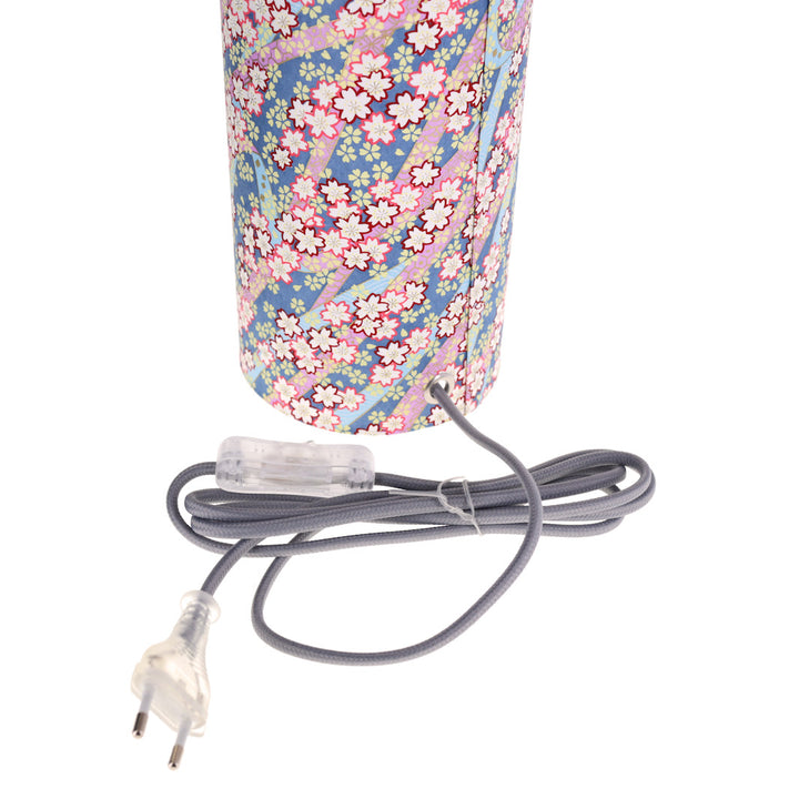 détail de l'interrupteur électrique gris de la lampe japonaise à poser aux motifs d'ondulations fleuries roses, bleues, mauve, jaunes et dorées (M390) adeline klam