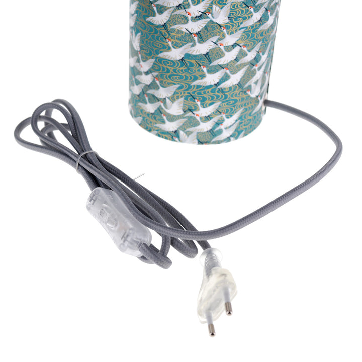 détail de l'interrupteur gris de la lampe japonaise à poser aux motifs d'envolée de grues blanches sur fond bleu canard (M932) adeline klam