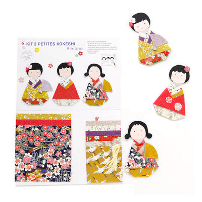 photo packshot et kokeshi montées du kit 3 petites kokeshi dans les tons violets, rouges, roses, jaune moutarde, crème de la gamme « kimono » adeline klam