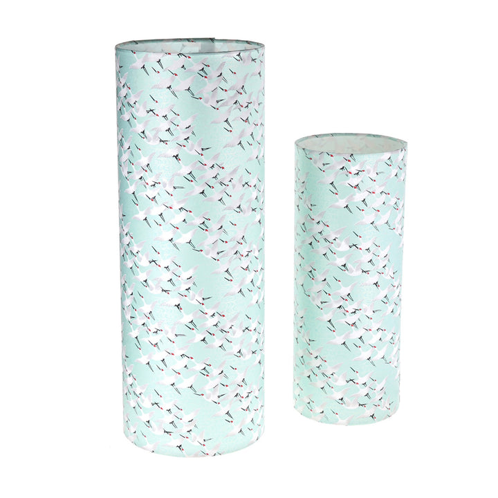 petit et grand format de la lampe japonaise à poser aux motifs d'envolée de grues blanches sur fond vert d'eau (M663) adeline klam