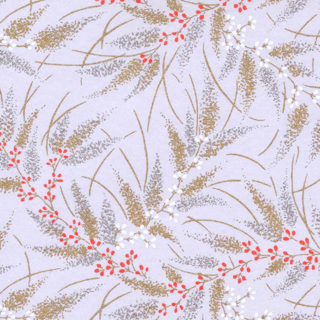 papier japonais yuzen aux motifs de conifères et de baies bleu lavande, dorés, argentés, orange et blancs adeline klam de 10cm par 10cm