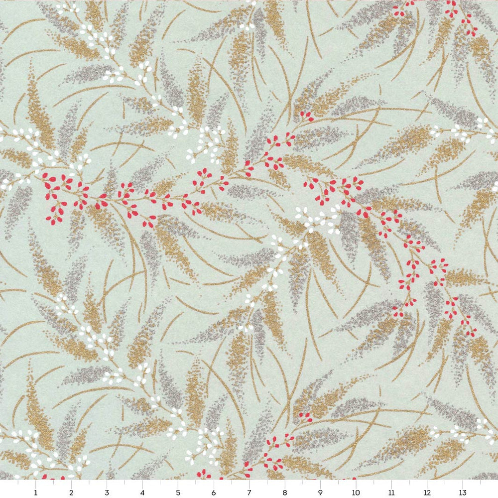 papier japonais yuzen aux motifs de conifères et de baies vert de gris pâle, dorés, argentés, rouges et blancs adeline klam de 14cm par 14cm