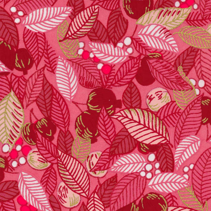 papier japonais yuzen aux motifs de feuilles, baies et fruits dans différents tons de roses adeline klam de 10cm par 10cm