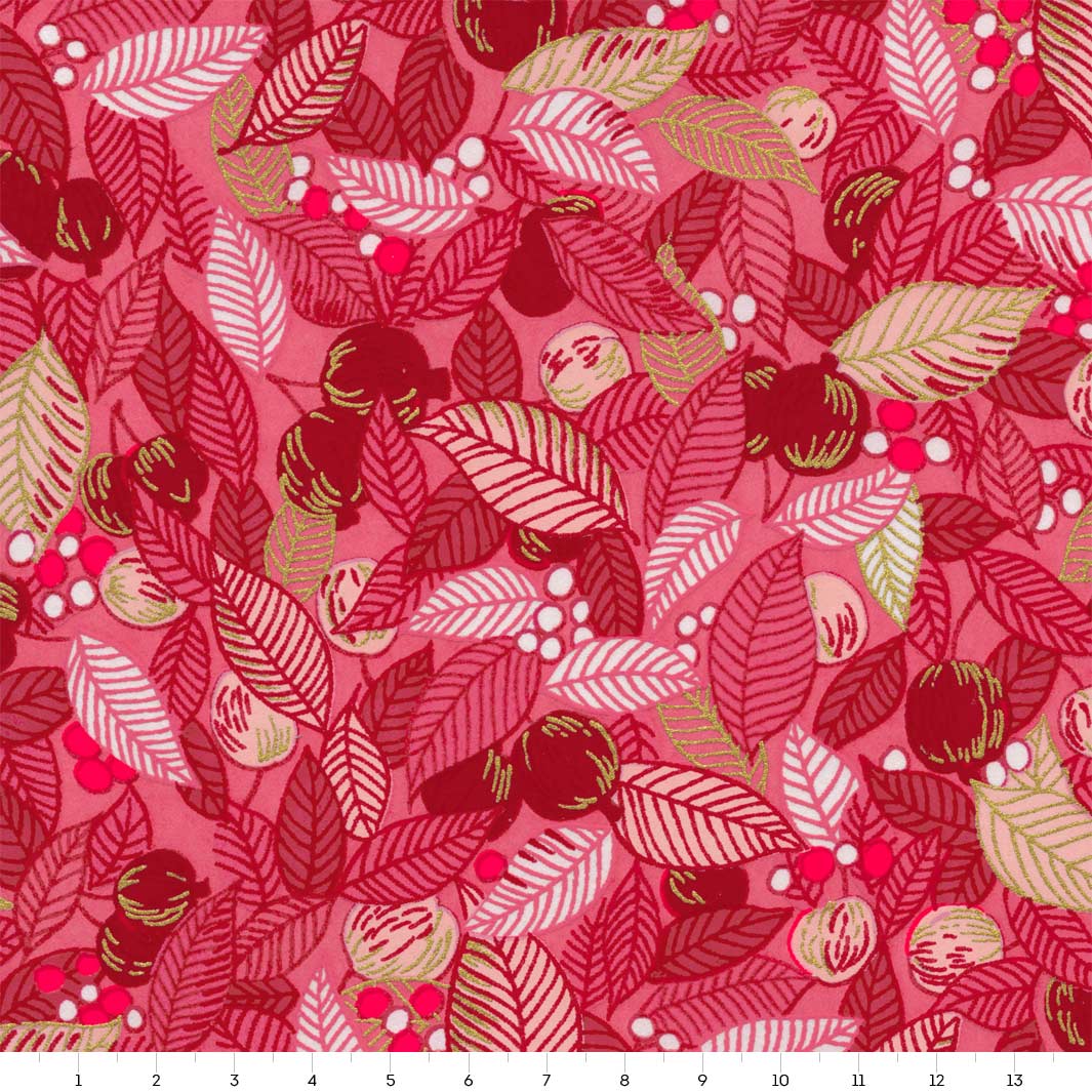 papier japonais yuzen aux motifs de feuilles, baies et fruits dans différents tons de roses adeline klam de 14cm par 14cm