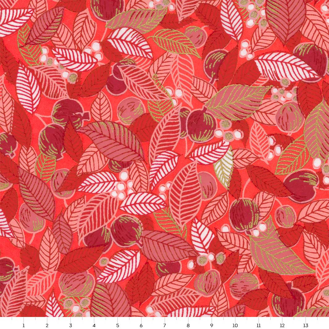 carré de 14cm par 14cm de papier japonais yuzen chiyogami aux motifs de feuilles, de baies et de fruits dans un camaïeu de rouge adeline klam (M970)
