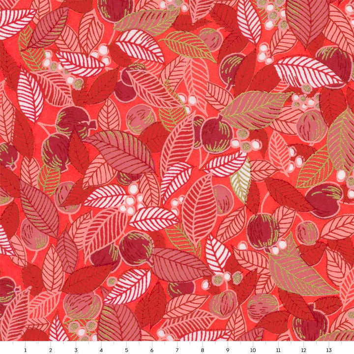 carré de 14cm par 14cm de papier japonais yuzen chiyogami aux motifs de feuilles, de baies et de fruits dans un camaïeu de rouge adeline klam (M970)