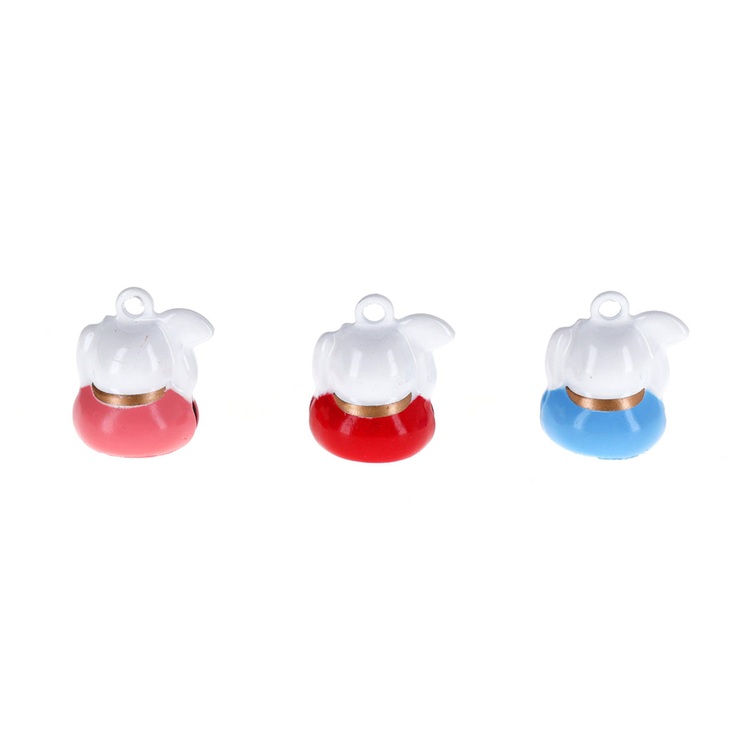 petits grelots en forme de maneki-neko portant un éventail roses, rouges et bleus de dos