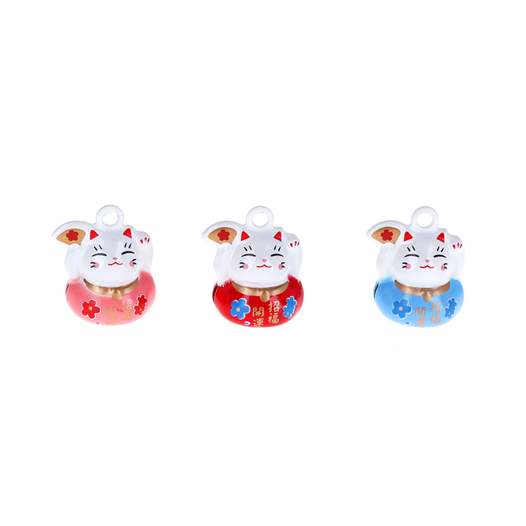petits grelots en forme de maneki-neko portant un éventail roses, rouges et bleus de face