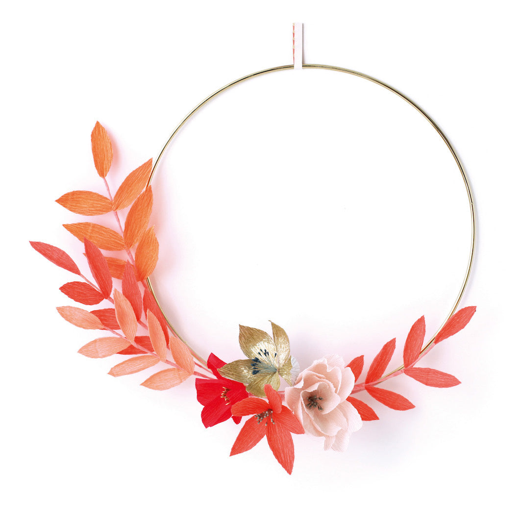 photo d'ambiance de la couronne murale de l'atelier suspension de fleurs en papier crépon