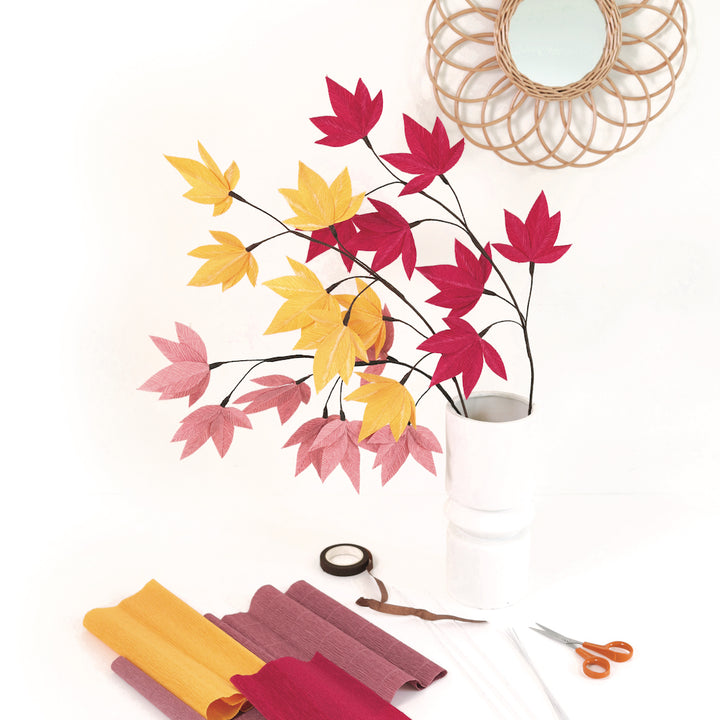 photo d'ambiance du kit 3 branchages de feuilles d'érable en crépon rose fuchsia foncé, lie de vin et jaune moutarde « rio » adeline klam