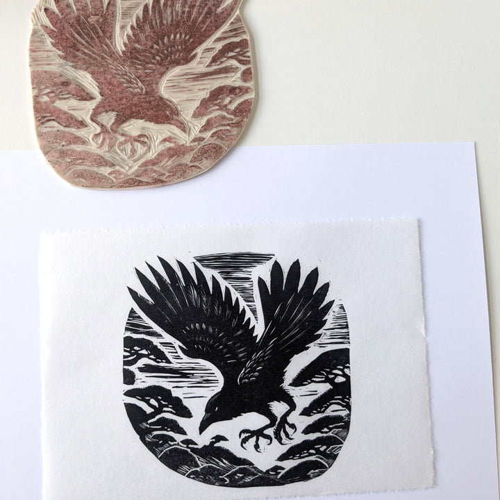 photo d'ambiance d'une linogravure de corbeau de l'atelier/stage de linogravure japonaise avec Japanese Linocut