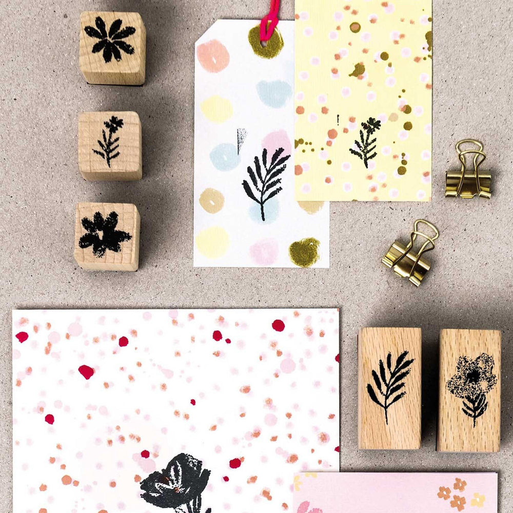 photo d'ambiance du lot de 7 tampons aux motifs de fleurs variées dessinées aux pastels gras rico design