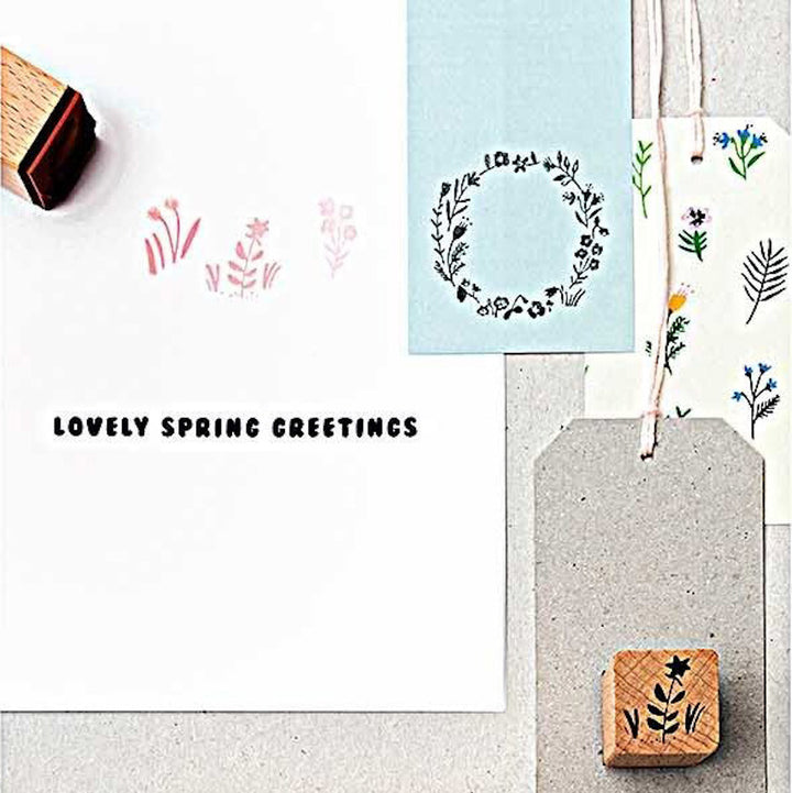photo d'ambiance du lot de 9 tampons aux motifs de brins de fleurs variées et de couronne fleurie rico design