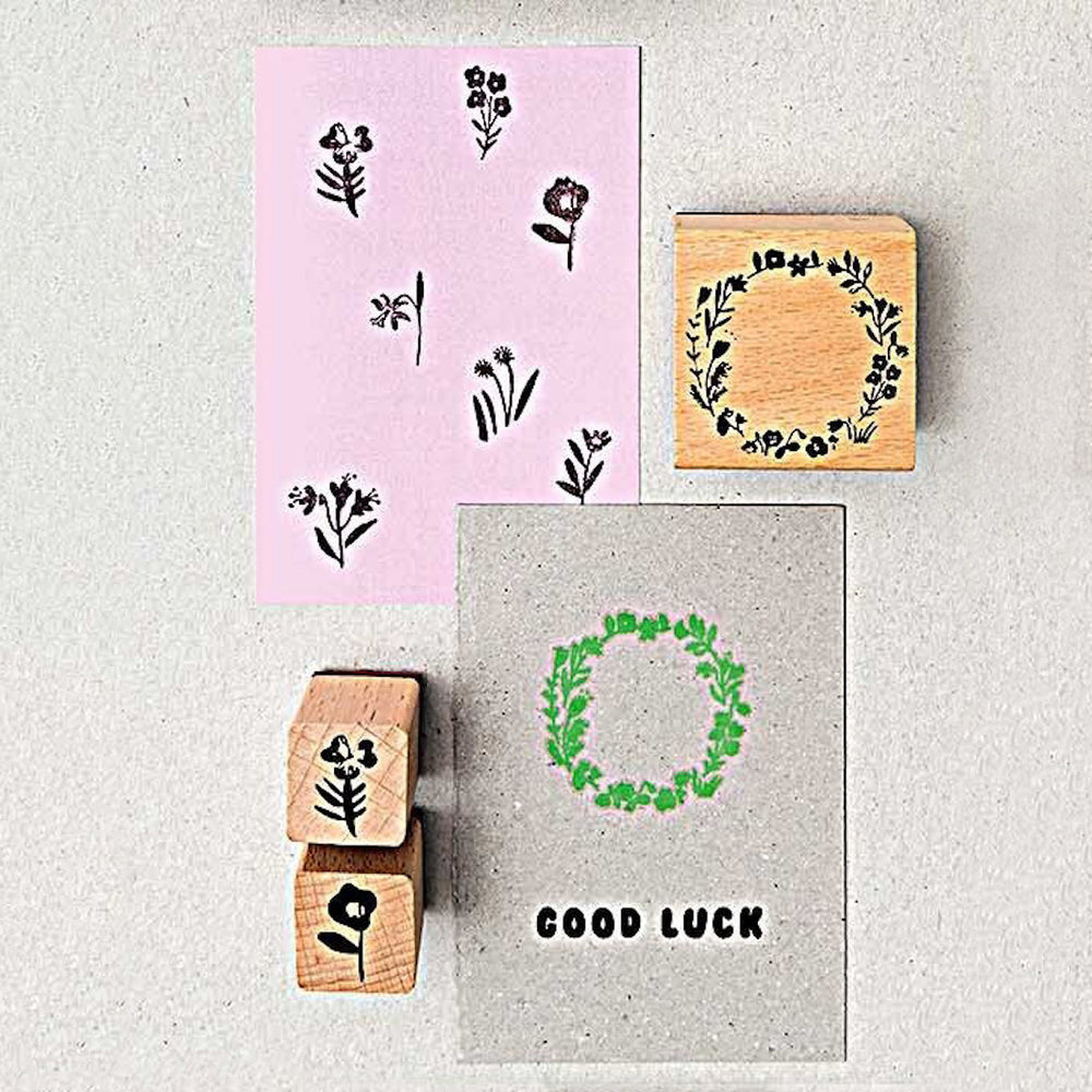 photo d'ambiance du lot de 9 tampons aux motifs de brins de fleurs variées et de couronne fleurie rico design