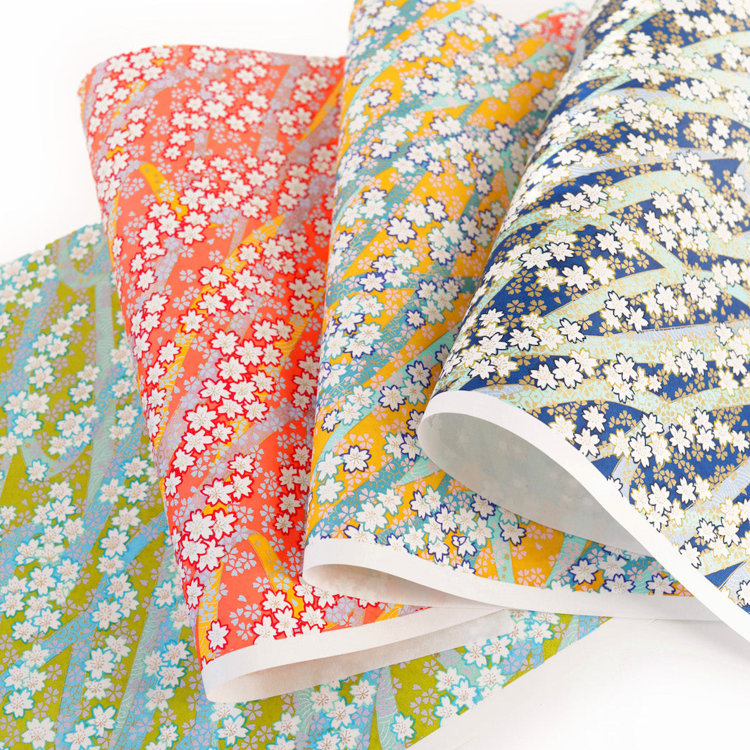 photos d'ambiance des papiers japonais yuzen chiyogami aux motifs d'ondulations fleuries 2023 adeline klam (M997, M999, M1000 et M1001)