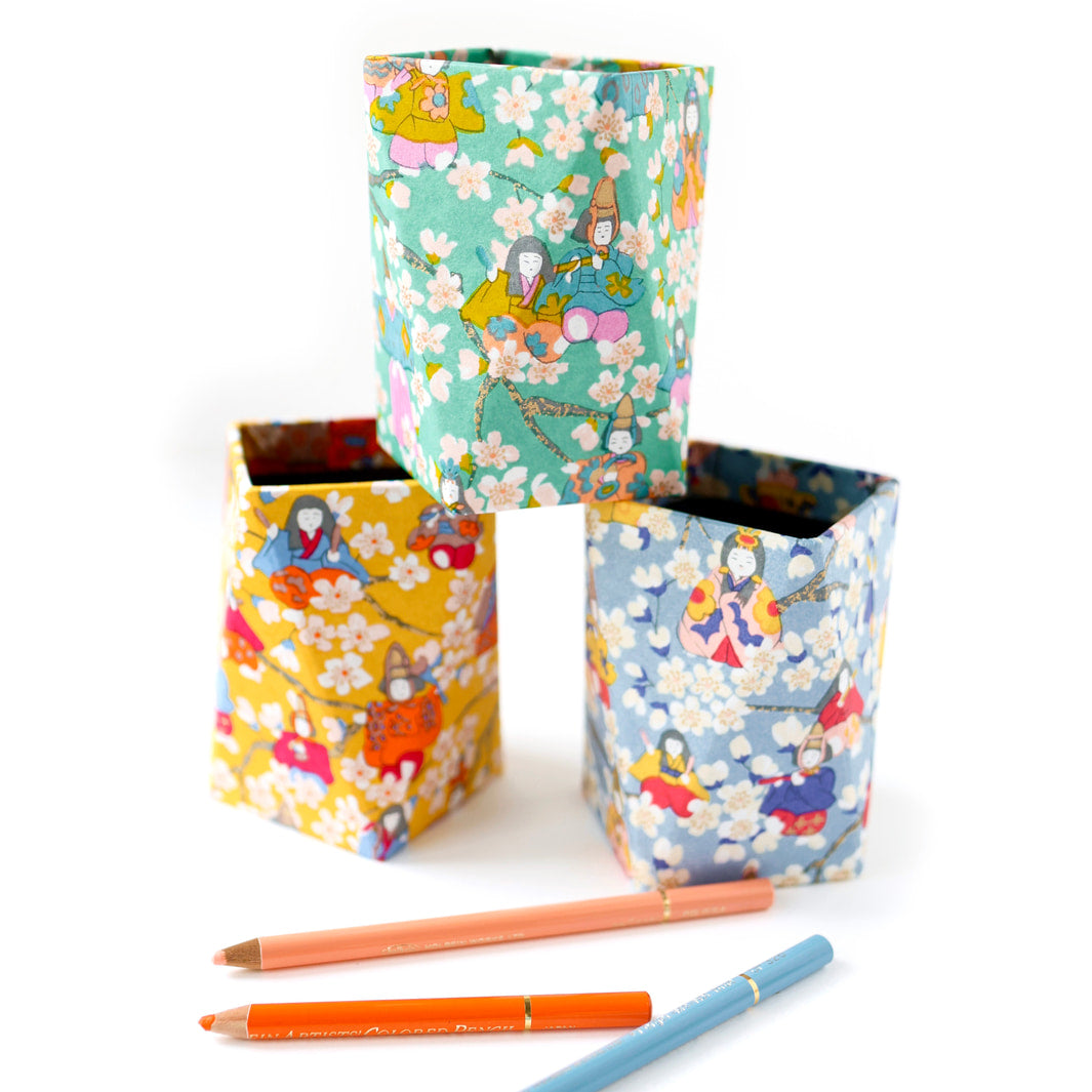 photo d'ambiance de pots à crayons prisme habillés de papiers japonais au motif de poupées d'hina matsuri et fleurs de pêcher M1006, M1004 et M1005 adeline klam