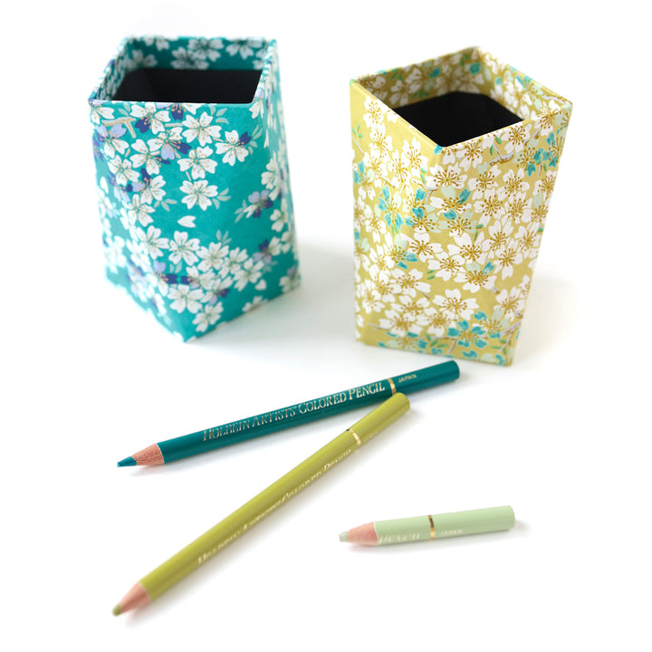 photo d'ambiance de pots à crayons prisme habillés de papiers japonais au motif de fleurs de cerisier M625 et M578 adeline klam