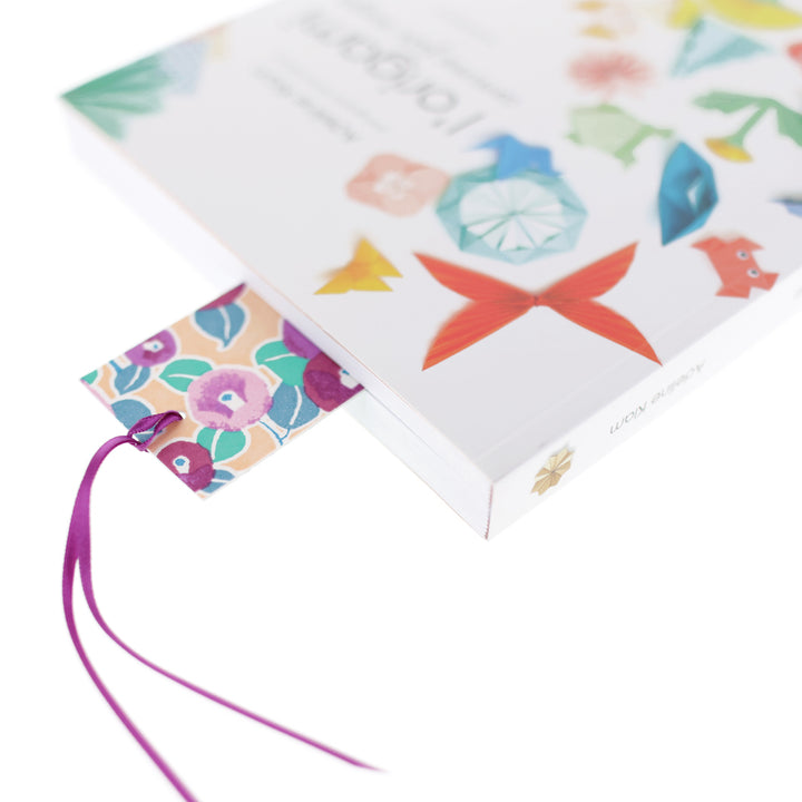 photo de mise en situation du marque-page en papier japonais aux motifs de camélias et fleurs au vent dans les tons saumon, violets, vert menthe et turquoise (M1010 et M515) adeline klam
