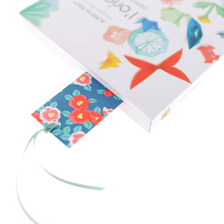 photo de mise en situation du marque-page en papier japonais aux motifs de camélias tsubaki et de samekomon dans les tons bleus, rouge rose, orange et vert d'eau (M956 et M859) adeline klam