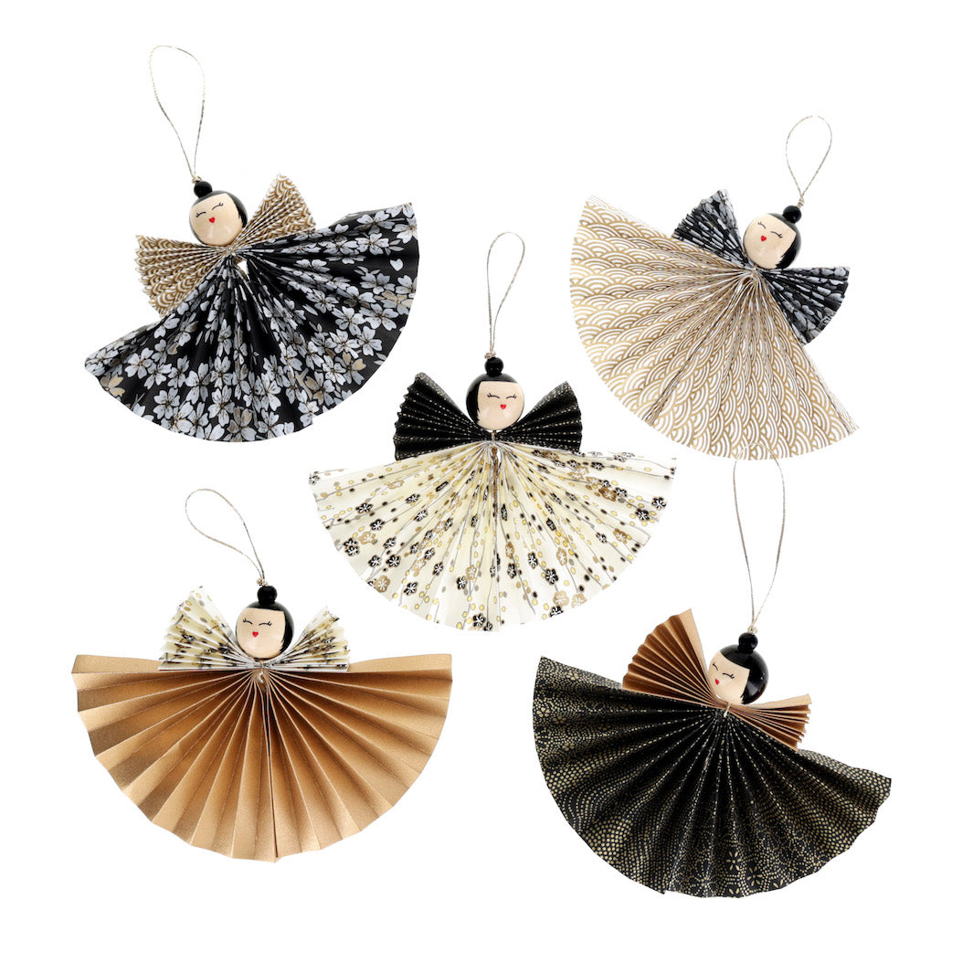 photo packshot des cinq anges montés du kit anges accordéon dans les tons blanc crème, noirs, argentés et dorés de la gamme « gatsby » adeline klam